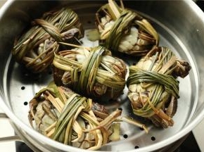 里加入足量水，加入篦子，下面垫上姜片。