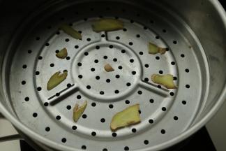 里加入足量水，加入篦子，下面垫上姜片。
