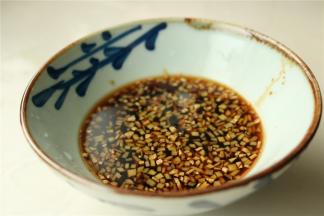 蒸大闸蟹的时候，来做个简单的料汁。 姜切末，加入生抽和醋，拌匀即可。蟹是寒性的，所以搭配姜汁醋来吃是最好的。