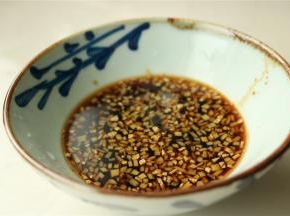 蒸大闸蟹的时候，来做个简单的料汁。 姜切末，加入生抽和醋，拌匀即可。蟹是寒性的，所以搭配姜汁醋来吃是最好的。