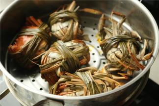 25分钟后，蒸熟的大闸蟹，除去水开的时间，蒸了20分钟左右。蟹身变红，蟹膏多多，肥美无比。