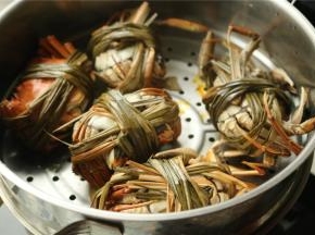 25分钟后，蒸熟的大闸蟹，除去水开的时间，蒸了20分钟左右。蟹身变红，蟹膏多多，肥美无比。