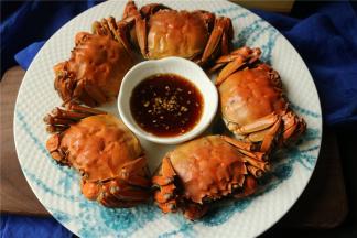 除去草绳，摆上醋碟，可以开吃咯。红红火火，喜庆无比。