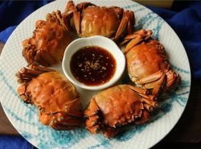 除去草绳，摆上醋碟，可以开吃咯。红红火火，喜庆无比。