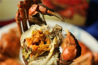 先打开一只，满满的丰腴的蟹膏，实在是太诱人了。