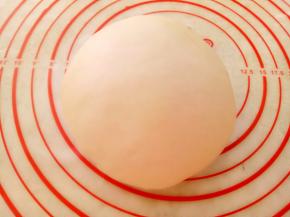 把油皮面团盖保鲜膜醒30分钟。