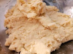 油酥材料混合，用刮刀拌匀。