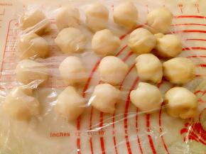 油皮醒好分成20份（20克/份），同样油酥也分20份（13克/份）。油皮和油酥分好以后用保鲜膜盖好。