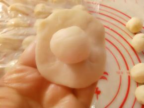 油皮用手按扁放入油酥包好收口朝下。每包好一个要用保鲜膜盖好，防止水份蒸发。