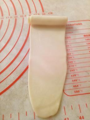再依次用擀面杖擀成牛舌形（长度20CM左右）卷起来盖上保鲜膜松弛15分钟。