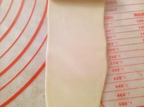 再依次用擀面杖擀成牛舌形（长度20CM左右）卷起来盖上保鲜膜松弛15分钟。