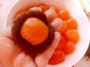 趁酥皮松弛的时间做豆沙蛋黄馅。每个取25克豆沙把蛋黄包好备用。