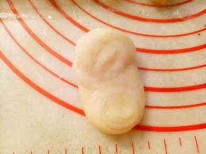 取一份酥皮拇指按在中间两头向中间对折按扁。