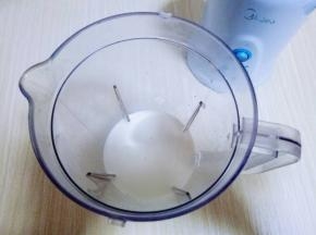 首先将牛奶倒入料理机中。