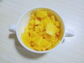 芒果洗干净，切开，取下芒果肉备用。