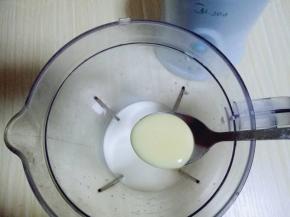 加一勺炼乳再牛奶中。