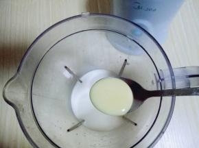 加一勺炼乳再牛奶中。