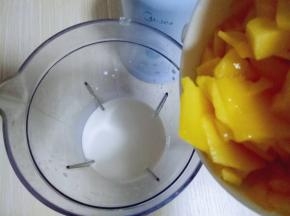 再将芒果肉加入料理机。
