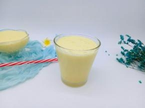 芒果奶昔做好了，倒入杯中。