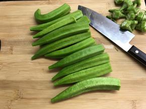 秋葵洗干净后去掉蒂。