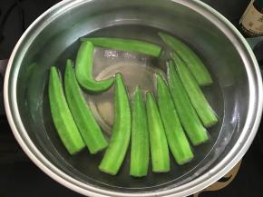 锅中放适量水，水开后放入少许盐和油后将秋葵焯1-2分钟后捞出。