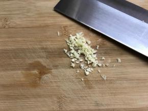 大蒜剁成细末。