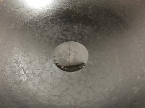 锅中放适量油。