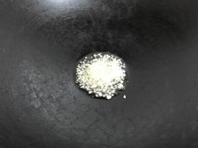 爆香蒜茸。