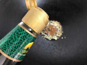 放入2勺蒸鱼豉油。