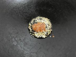 再放入1勺甜酱。