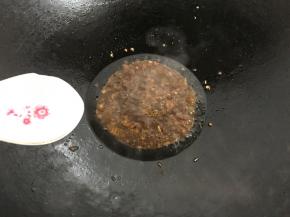 最后放入红辣椒加少许水煮开后加适量糖调味即可。