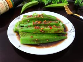 将调料淋入焯过水的秋葵上。