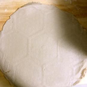 9.蒸好的面片扣到案板上，刷少许油防粘