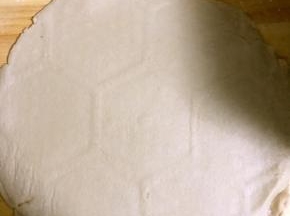 9.蒸好的面片扣到案板上，刷少许油防粘