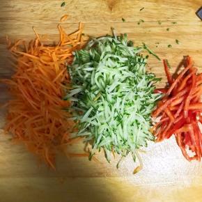 5.蒸饭的过程中制作拌料汤汁等，先将黄瓜，胡萝卜，红辣椒切丝
