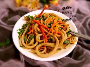 11.装盘，放入黄瓜丝，胡萝卜丝，辣椒丝及熟芝麻或者熟花生碎，然后加入调制好的料汁，美味尽在眼前！