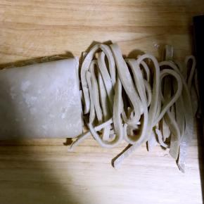 10，将面片卷起切条