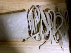 10，将面片卷起切条