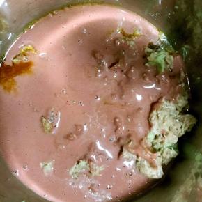 5.将调好的面粉糊倒入肉泥中