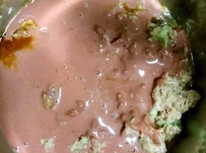 5.将调好的面粉糊倒入肉泥中