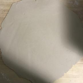 3.将面团按扁，并擀成薄片