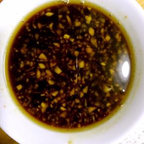 8.再倒入生抽，醋，少许盐，香油搅拌均匀