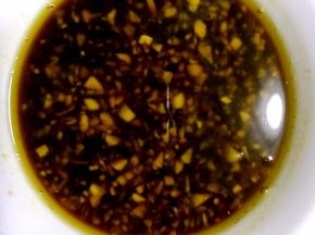 8.再倒入生抽，醋，少许盐，香油搅拌均匀