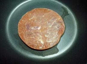 将牛排包装打开，放入煎锅，加入食用油或者黄油都可以。