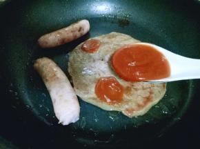 煎制7成熟时加入番茄酱。(可以根据个人喜欢煎牛排，酱料也一样根据个人喜欢)