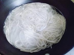 煮挂面，水烧开下入挂面，煮熟捞出。