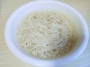 捞出立即过冷水。