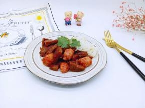 牛排和香肠切开，装盘，这样老人孩子吃起来方便。