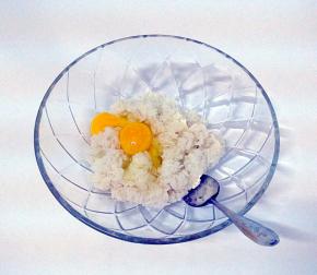 米饭，鸡蛋倒入碗中。