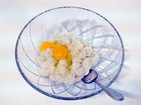米饭，鸡蛋倒入碗中。